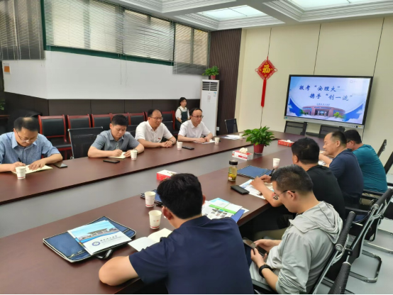 交流会场(摄影:李斌)在凤台一中,王刚对陆院长一行表示热烈欢迎,并