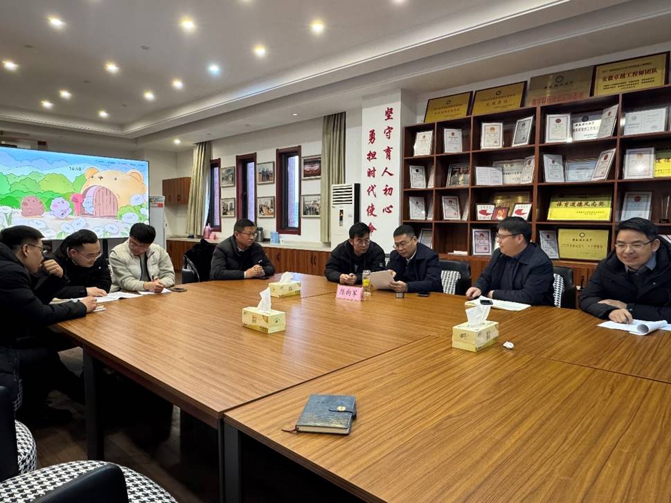 会议室里的人们描述已自动生成