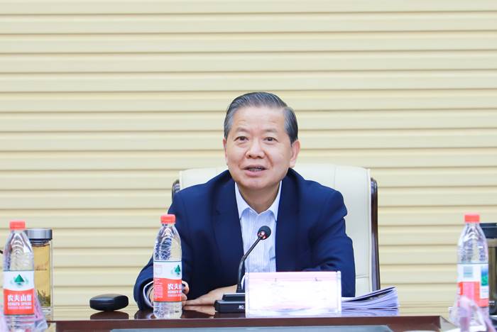 图片包含 窗户, 桌子, 笔记本, 前描述已自动生成